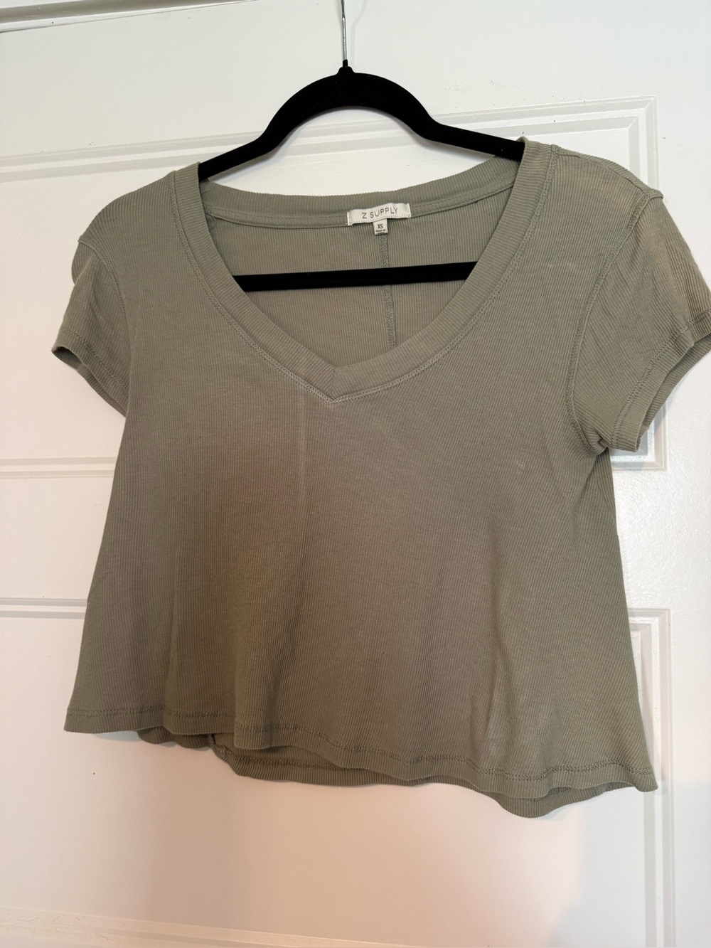 Z Supply Women's Cropped Short Sleeve V-Neck Top